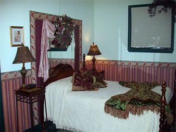 The Historic Brook Forest Inn Эвергрин Экстерьер фото